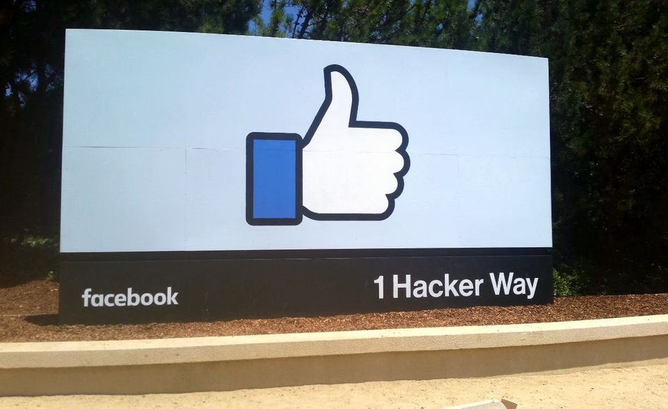 Facebook belegt Platz acht des Rankings. Das Unternehmen hat es innerhalb von vier Jahren von Platz 28 auf Platz acht geschafft und zählt seit 2016 zu den Top 10. Das Soziale Netzwerk setzt bei seinem Kampf gegen Hasskommentare unter anderem auf die Hilfe Künstlicher Intelligenz.