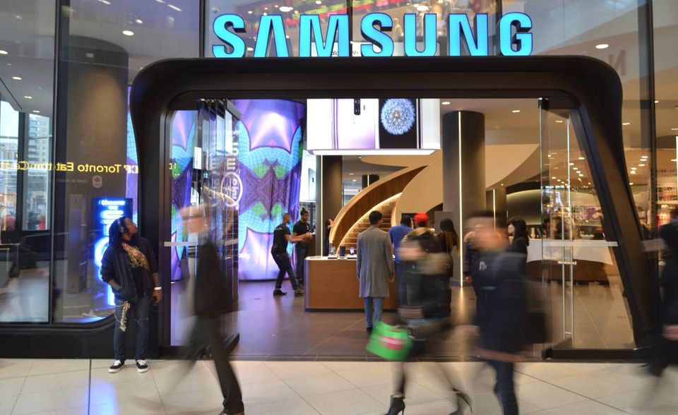 Samsung ist von Platz 28 auf Platz zwei gestürmt – und das innerhalb von fünf Jahren. Seit 2014 rutscht das Unternehmen aber wieder nach hinten und belegt aktuell Platz fünf. Besonders auffällig ist die Innovationskraft des südkoreanischen Konzerns auf dem Smartphone-Sektor.