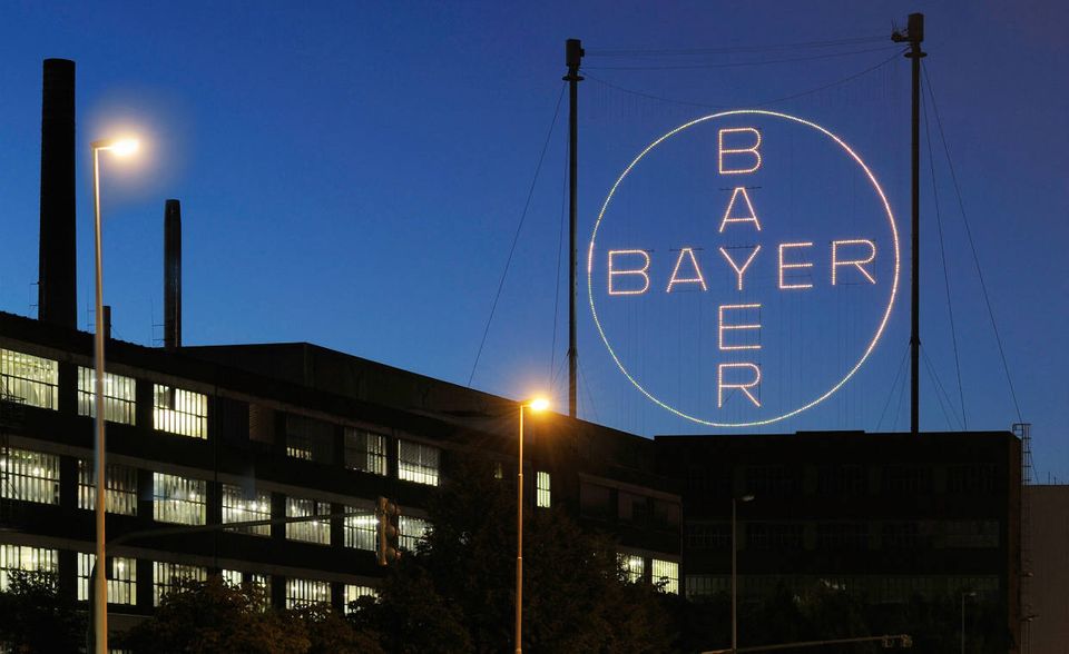 Bayer arbeitet sich langsam aber sicher zurück nach oben. Im Jahr 2017 belegte der Chemiekonzern nur Platz 27, während er ein Jahr zuvor noch auf dem elften Platz lag. Momentan bereitet dem deutschen Unternehmen die Übernahme des US-Saatgutriesen Monsanto Bauchschmerzen. Gerade jetzt ist daher Innovationskraft gefragt.