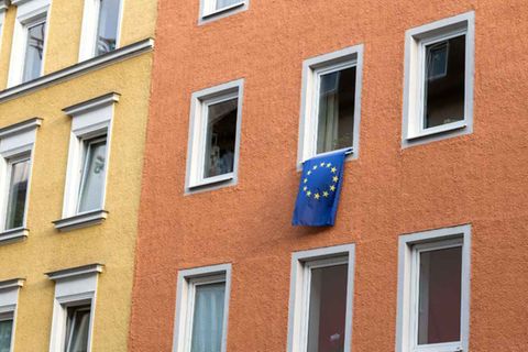 Eine einzelne Europaflagge hängt in München aus einem Wohnungsfenster