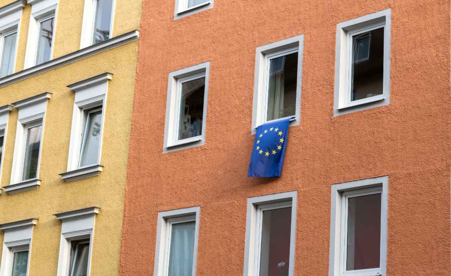Eine einzelne Europaflagge hängt in München aus einem Wohnungsfenster