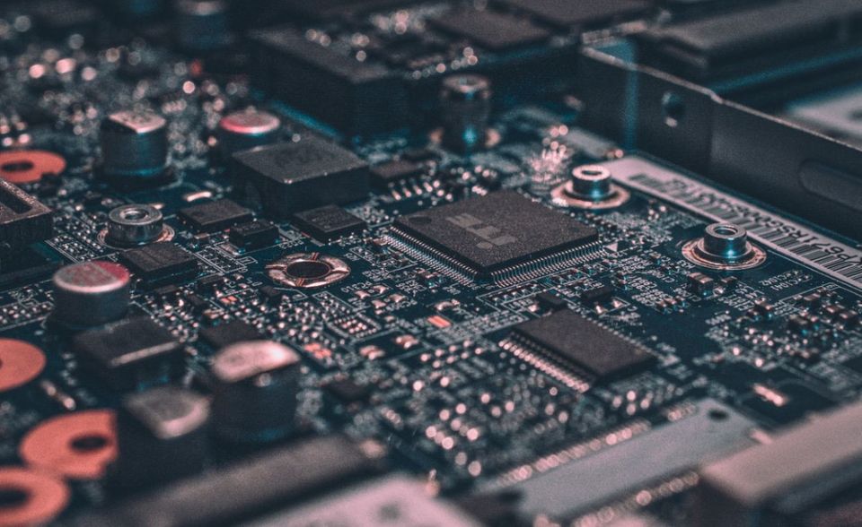 Computer, Bankautomaten und Speichereinheiten wurden 2018 im Wert von 115,62 Mrd. Euro exportiert. Das sind 2,9 Prozent mehr als im Vorjahr. In die Kategorie fallen auch Antennen aller Art, Feuermelder, Unterhaltungselektronik, Uhren und Waagen.