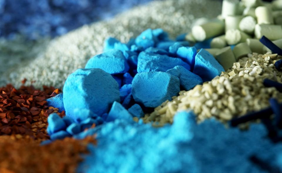 Die chemische Industrie gehört zu den Grundpfeilern der deutschen Exportwirtschaft. 2018 exportierte Deutschland chemische Grundstoffe, Düngemittel, Kunststoffe in Primärformen, Klebstoffe und Chemiefasern im Wert von 117,7 Mrd. Euro - rund 1,8 Prozent mehr als im Vorjahr.