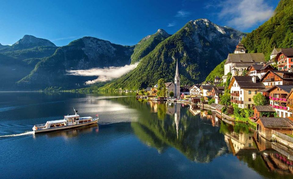 #10 Österreich Österreich konnte sich im Vergleich zum „World Happiness Report 2018“ um zwei Plätze verbessern. Nur in neun anderen Ländern weltweit schätzten die Befragten ihr Glücksniveau höher ein. Nach Ansicht der Vereinten Nationen dürfte das vor allem an einer hohen Lebenserwartung und dem hohen Bruttoinlandsprodukt pro Kopf liegen.