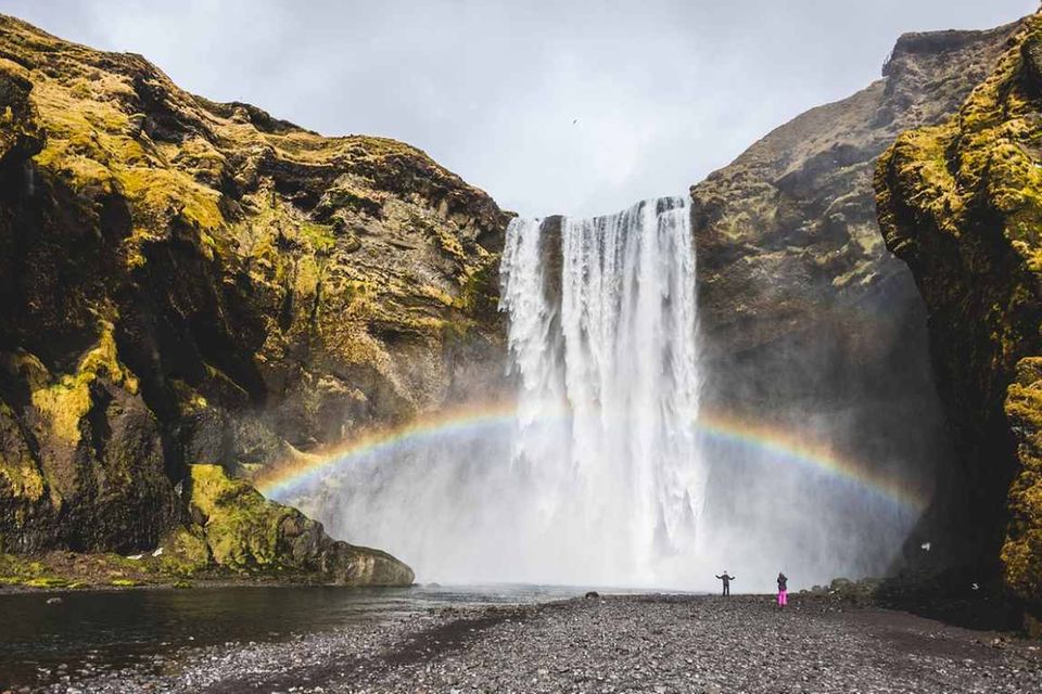 In keinem der 156 untersuchten Länder schätzten die Befragten den Zusammenhalt zwischen Verwandten und Freunden stärker ein als in Island. Das dürfte zum Glücksgefühl in der Bevölkerung beitragen. Island belegt wie im Vorjahr den vierten Platz im Glücks-Ranking der Vereinten Nationen.