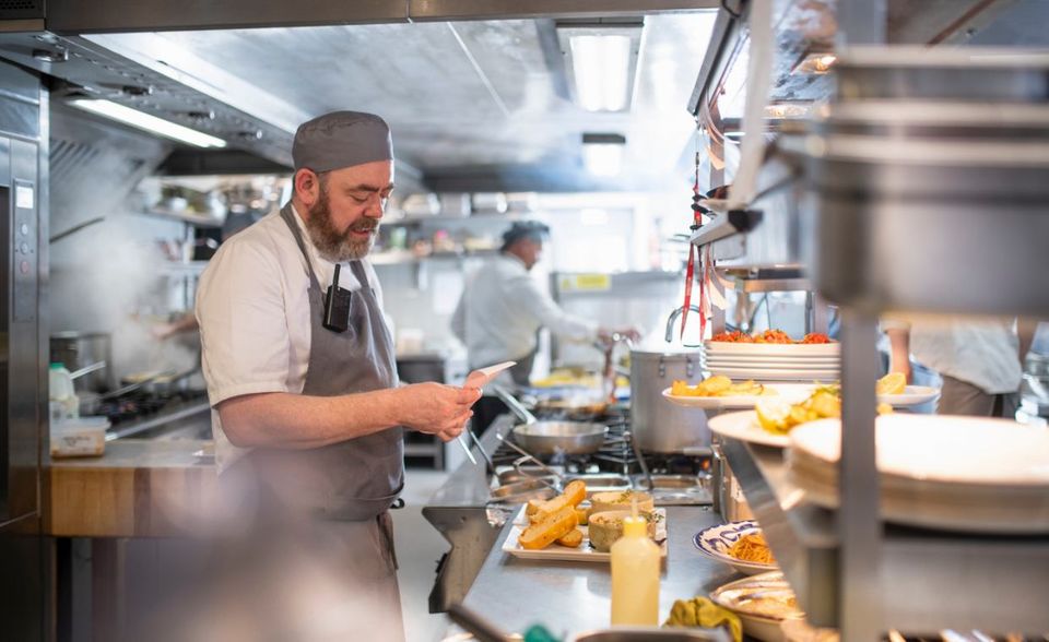 Restaurantleiter und Küchenchefs verdienen das niedrigste Gehalt unter den Führungskräften. Knapp 41.500 Euro pro Jahr erhält ein Restaurantleiter und 48.600 Euro ein Küchenchef. In größeren Unternehmen mit mehr Mitarbeitern können Führungskräfte knapp 20.000 Euro jährlich mehr einstreichen.
