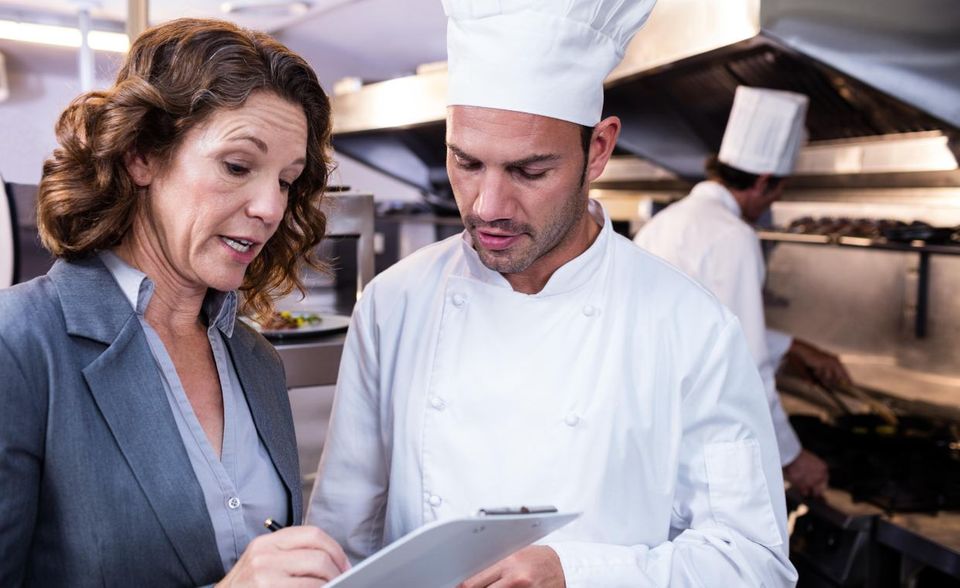 Mit 79.000 Euro können Geschäftsführer von Hotels und Gaststätten als Jahresgehalt rechnen. Chefs von größeren Unternehmen mit vielen Mitarbeitern verdienen sogar knapp 40.000 Euro mehr, 138.000 Euro im Jahr.