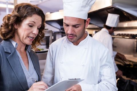 Mit 79.000 Euro können Geschäftsführer von Hotels und Gaststätten als Jahresgehalt rechnen. Chefs von größeren Unternehmen mit vielen Mitarbeitern verdienen sogar knapp 40.000 Euro mehr, 138.000 Euro im Jahr.