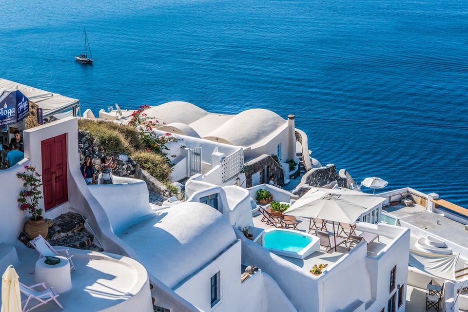 Im Dezember 2018 erreichte Griechenland mit über 30 Millionen Besuchern einen Anstieg von mehr als 17 Prozent im Vergleich zum Vorjahr. Die Einnahmen aus dem Tourismussektor stiegen sogar um 40 Prozent an. Insgesamt scheint sich nun nach sechs Rekordjahren in Folge eine Flaute in der Tourismuswirtschaft des Landes abzuzeichnen. Dennoch schafft es Griechenland auch diese Jahr wieder unter die Top Ten der beliebtesten Urlaubsziele der Deutschen. Auch die im vergangenen Jahr eingeführte Steuer für Touristen konnte das bisher nicht ändern.
