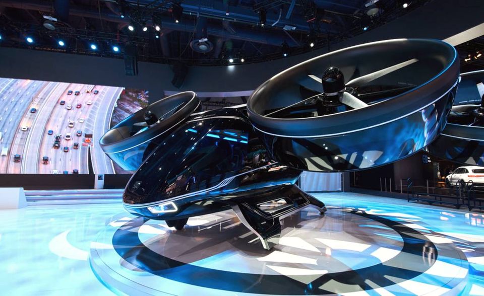 Ganz frisch am Start ist der Bell Nexus. Das Flugtaxi wurde auf der Consumer Electronics Show im Januar 2019 in Las Vegas präsentiert. Während andere Hersteller auf hundertprozentigen Elektroantrieb setzen, hat Bell im Nexus einen Hybridelektromotor verbaut.