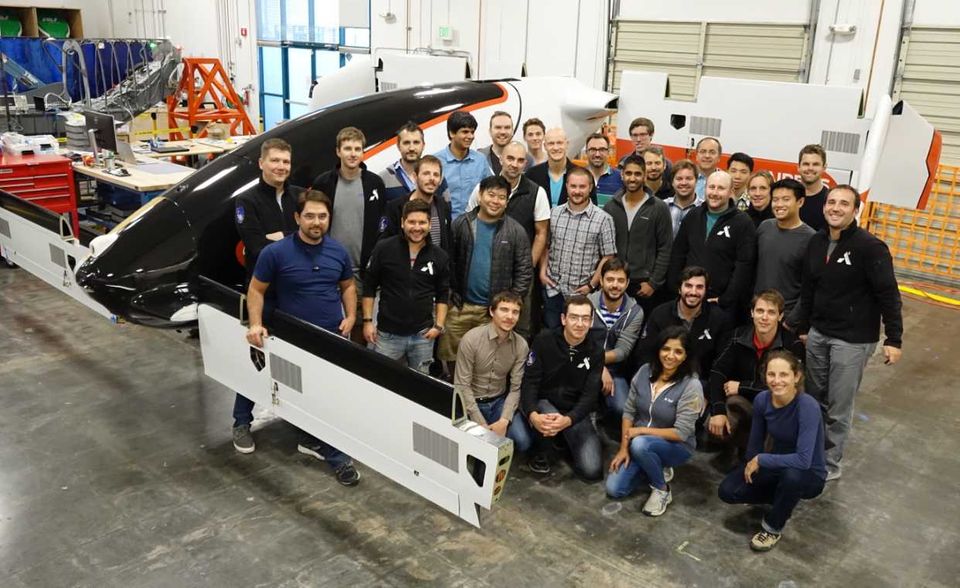 Die Anfänge waren bescheiden, markieren laut Airbus aber einen Meilenstein. Vahana absolvierte am 31. Januar 2018 einen 53 Sekunden dauernden Flugtest. Dabei agierte das Elektroflugzeug den Angaben zufolge völlig autark. Auch ein zweiter Flug am nächsten Tag war erfolgreich. „Vahana wurde in weniger als zwei Jahren von einer Konzeptskizze auf einer Serviette zu einem ausgewachsenen, selbstgesteuertem Flugzeug, das erfolgreich seinen ersten Flug absolviert hat“, teilte Airbus mit.