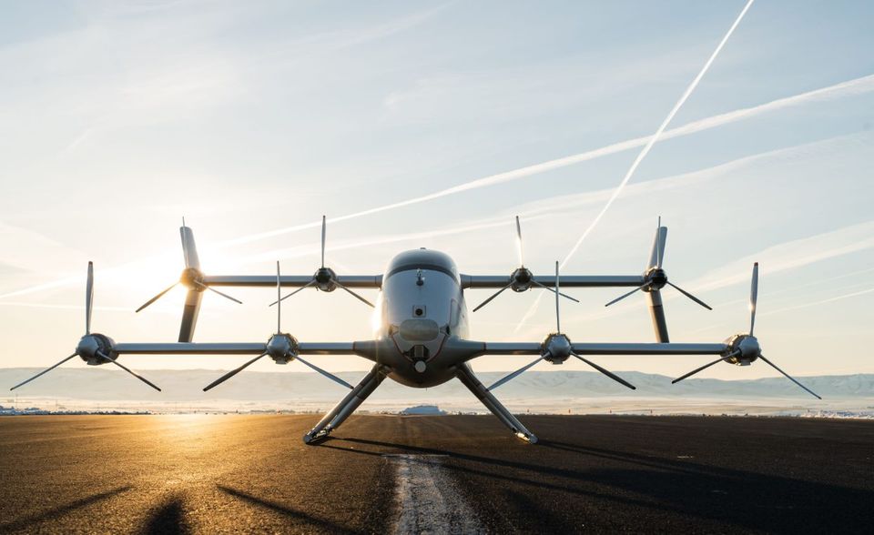 Airbus geht mit seinem Projekt Vahana einen Schritt weiter. Während am Boden das selbstfahrende Auto noch in der Testphase ist, plant der Konzern hier bereits das erste sich selbst steuernde Flugzeug.