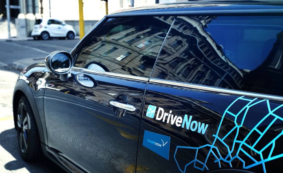 Knapp hinter der Allianz liegt BMW auf Platz 27. Der bayrische Autobauer verbesserte sich gegenüber der Vorgängerstudie um neun Plätze. Elektromobilität und neue Verkehrskonzepte sind die Herausforderungen für den Premiumhersteller.