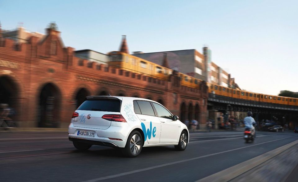 Volkswagen belegte in den vergangenen Jahren schon bessere Plätze in diesem Ranking. 2013 zählte das Unternehmen sogar zu den Top 20. Doch dann kam der Dieselskandal und der Autobauer flog aus den Top 50. Jetzt gelingt das Comeback auf Platz 38.