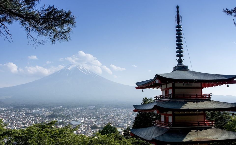 Japan überholt Singapur und wandert gleich vier Plätze nach oben. Mit 91.4 Punkten sichert sich das ostasiatische Land den Titel um das gesündeste Land Asiens und Platz 4 im internationalen Vergleich. Die Esskultur der Japaner gilt als sehr ausgewogen und gesund und auch die Praxis von traditionellen Entspannungstechniken wirkt sich positiv auf die Gesundheit der Japaner aus. Negativen Einfluss hat die meist fehlende Work-Life-Balance in großen Metropolen wie Kyoto oder Yokohama und der enorme Leistungsdruck, der sich in einer ungewöhnlichen hohen Anzahl an Suiziden bei jungen Menschen widerspiegelt.