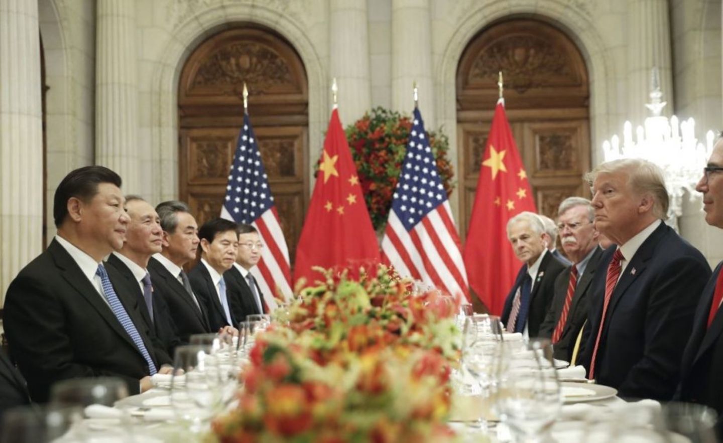 Wie weit lassen sie den Handelskonflikt eskalieren? Die Präsidenten von China, Xi Jinping, und der USA, Donald Trump, hier bei einem Abendessen des G20-Gipfels im vergangenen Jahr. Der nächste Gipfel in Japan soll ein neues Treffen bringen