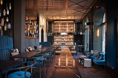 Hinter dem zurückhaltenden Namen verbirgt sich ein innovatives Konzept auf Sterneniveau: Die Bar am Wasser, stilvoll in Gold und Samt gekleidet, würde auch großen Metropolen wie New York gut stehen. Dort würden Sie aber den sagenhaften Ausblick auf den Zürichsee missen. Das eigentliche Highlight sind aber die Drinks und der Service. Ein guter Mix aus Eleganz und Coolness, den Banker und Startup-Teams gleichermaßen zu schätzen wissen. 
 Bar am Wasser | Stadthausquai 1, 8001 Zürich | Montag – Samstag 8–00 Uhr