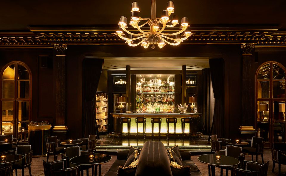 Beaufort Bar, London Die glamouröse Beaufort Bar in London wirkt nicht nur wie eine filmreife Kulisse, sondern war tatsächlich auch schon Schauplatz des berühmten britischen Streifens “Notting Hill”. Ein Abend am Bartresen, der auf der einstigen Kabarettbühne des Savoy Hotels steht, ist ein echtes Erlebnis, das an die beeindruckende Performance ehemaliger Künstler wie Carroll Gibbons oder George Gershwin erinnert. Das Menü enthält eine luxuriöse Liste an raffinierten Drinks und Champagner. Auch Geschäftspartner mit Whiskey-Vorliebe werden begeistert sein.
Beaufort Bar im The Savoy Hotel | Strand, London WC2R 0EZ | Montag – Samstag: 17–1 Uhr