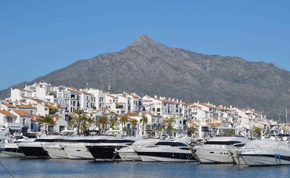 70-Meter-Yachten reihen sich in Marbellas Yachthafen neben Luxusboutiquen namhafter Marken. Mit 4289 Euro pro Tag führt der exklusive Yachthafen José San Banus die Top 10 der teuersten Liegeplätze Europas an. 2019 erhöhte sich die Liegegebühr an der Costa del Sol im Vergleich zum Vorjahr um ganze 20 Prozent.