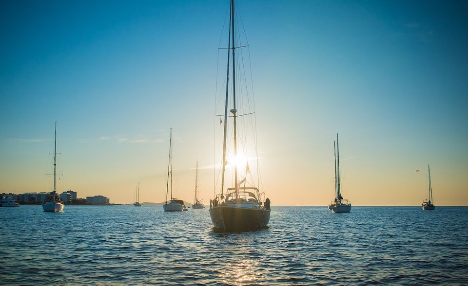 Ibizas Yachthafen Ibiza Magna bietet Exklusivität und zahlreiche Sehenswürdigkeiten in Laufnähe. Das ermöglicht einem abends pünktlich wieder auf der eigenen Yacht zu sein, um bei einem Aperitif den Sonnenuntergang zu genießen. Und das alles für nicht einmal den teuersten Liegepreis in Europa. Ibizas Yachthafen gibt 2019 den ersten Rang ab und belegt mit 4084 Euro Liegegebühr pro Tag "nur" noch Platz 2 im europaweiten Ranking.