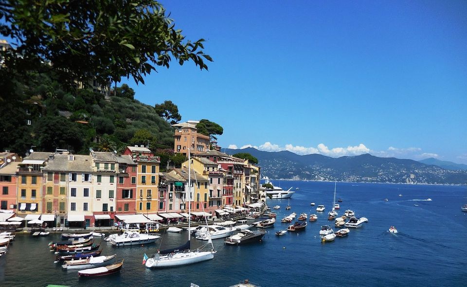 In den 50er und 60er Jahren erlangte Portofino, dank Gästen wie Brigitte Bardot, zunehmend Beliebtheit. Der italienische Yachthafen belegt mit Platz 5 das Mittelfeld des Rankings. Für die Marina di Portofino an der italienischen Riviera liegt der Tagespreis erstaunlicherweise wie im Jahr zuvor bei 2398 Euro.