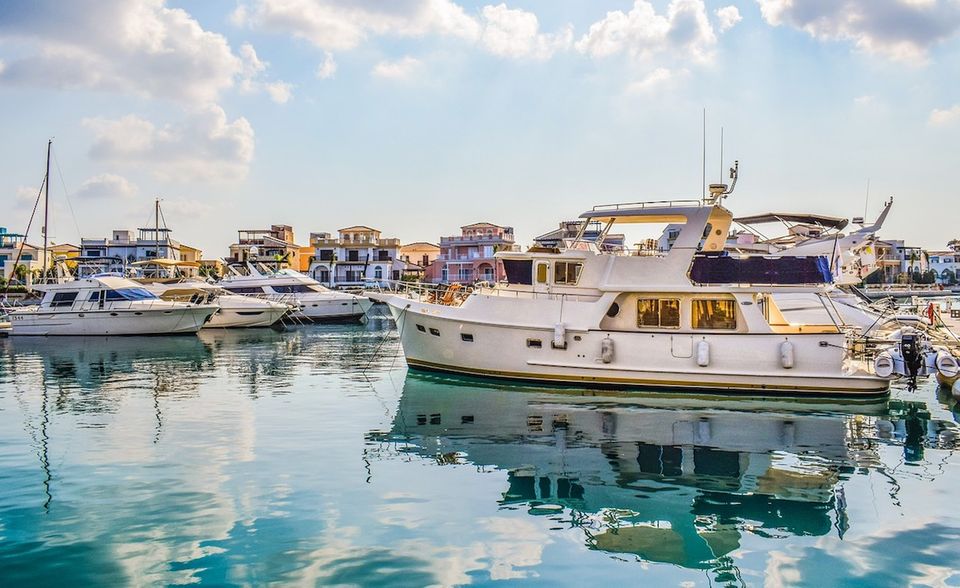 Glasklares Wasser, köstliche Küche und aus allen Himmelsrichtungen einfach zu erreichen: In nur wenigen Jahren ist der Yachthafen Limassol Marina auf Zypern zum Lieblingsort gut verdienender Unternehmer aus aller Welt geworden. Damit schafft er es auch in die Top-Liste der teuersten Yachthäfen Europas. Mit einer Tagesrate von 1533 Euro erhält er dieses Jahr Platz 8.
