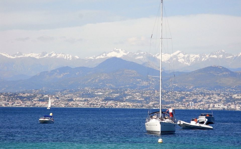 Marina Port Vauban an der Küste Antibes belegt Platz 7 im Ranking um den teuersten Liegeplatz in Europa. Der größte Hafen im Herzen der Côte d’Azur erhebt eine Tagesgebühr von 2045 Euro und bietet insgesamt Platz für mehr als 1.600 Yachten, 19 davon sogenannte Superyachten.