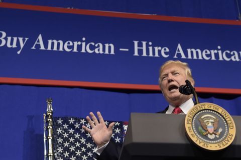US-Präsident Donald Trump verdächtigt IT- Firmen, mithilfe von H-1B-Visa Amerikaner aus ihren Jobs zu drängen