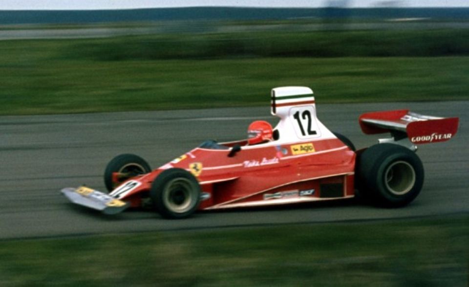 Niki Lauda im Ferrari bei einem Rennen 1975