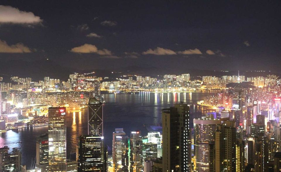 Zum ersten Mal in der Geschichte des Rankings teilen sich gleich drei Städte den ersten Platz. Für Hongkong ging es um drei Ränge nach oben. Das Leben ist hier im Vergleich mit New York sieben Prozent teurer.