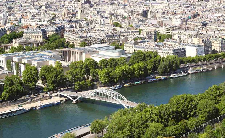 Auch in Paris müssen Einwohner und ausländische Besucher tiefer in die Tasche greifen. Die französische Hauptstadt stieg in dem Ranking um einen Platz und teilt sich nun die Spitzenposition mit zwei weiteren Metropolen.