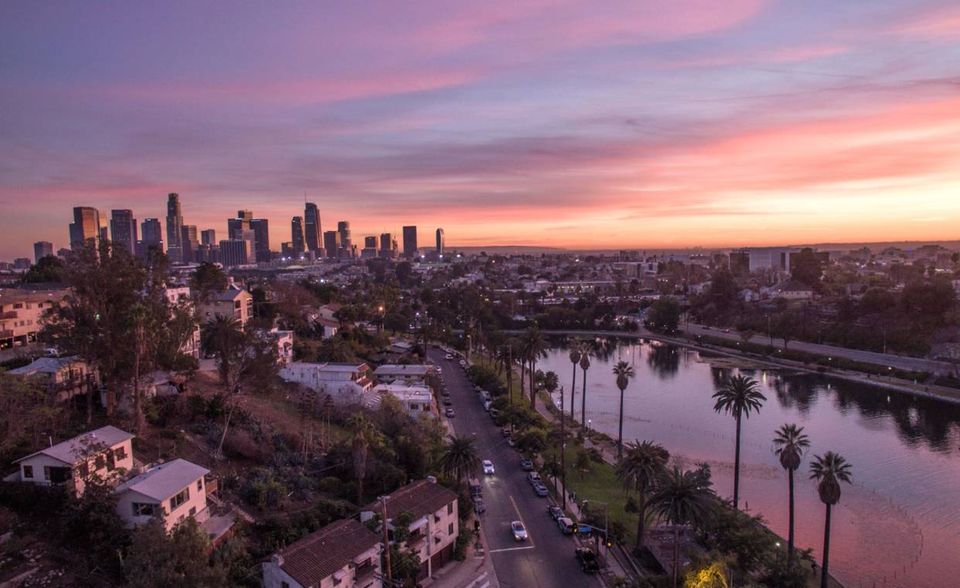 Los Angeles ist einer der Aufsteiger des diesjährigen Rankings der Economist Intelligence Unit. Die US-Westküstenmetropole verbesserte sich um vier Plätze und stieß in die Top Ten vor. Ein stärkerer US-Dollar sorgte laut den Analysten im vergangenen Jahr für generell steigende Lebenshaltungskosten in den Vereinigten Staaten. Das merken auch deutsche Touristen, die in Los Angeles saftige Übernachtungspreise erwartet. In den USA gibt es übrigens keine einheitliche Mehrwertsteuer. Jeder Bundesstaat legt seine eigene „State Tax“ fest.