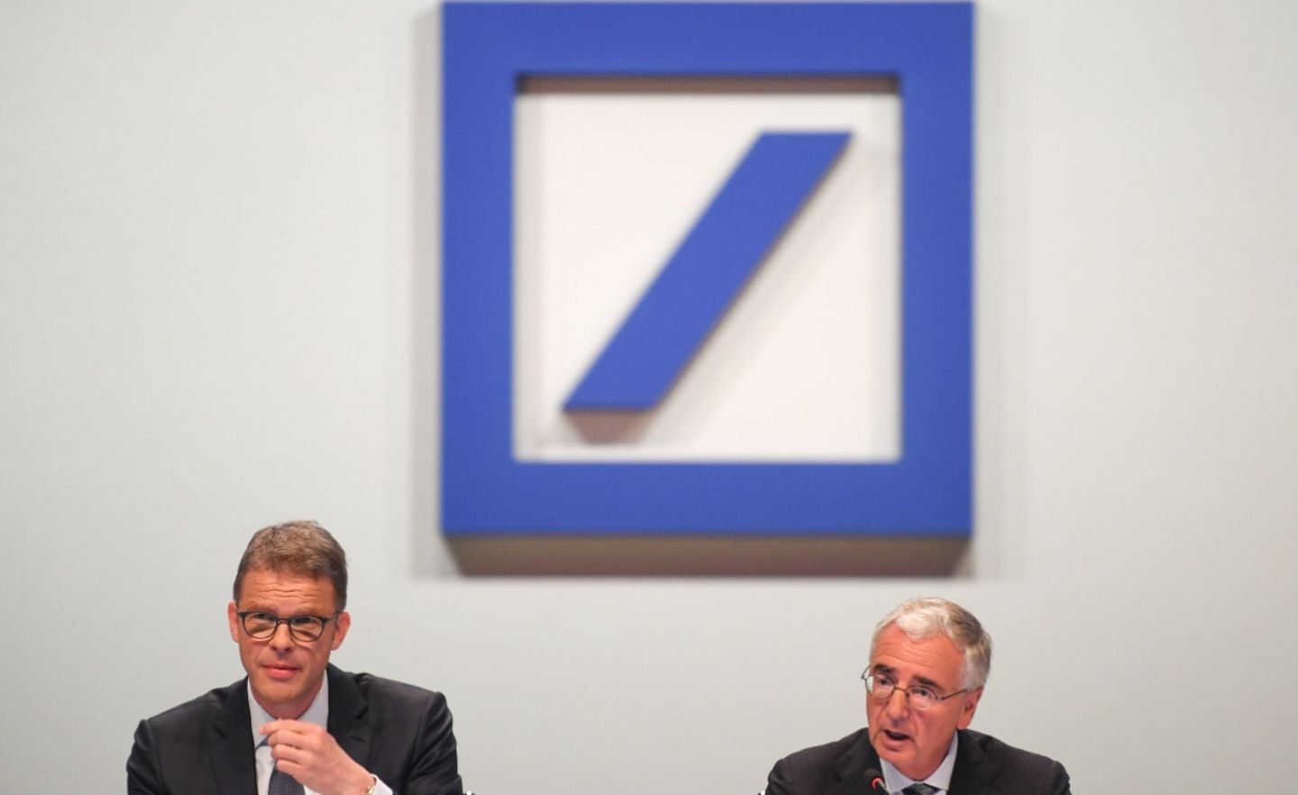 Dauerdruck: Deutsche-Bank-Vorstandschef Christian Sewing und der Aufsichtsratsvorsitzende Paul Achleitner kämpfen mit vielen Problemen