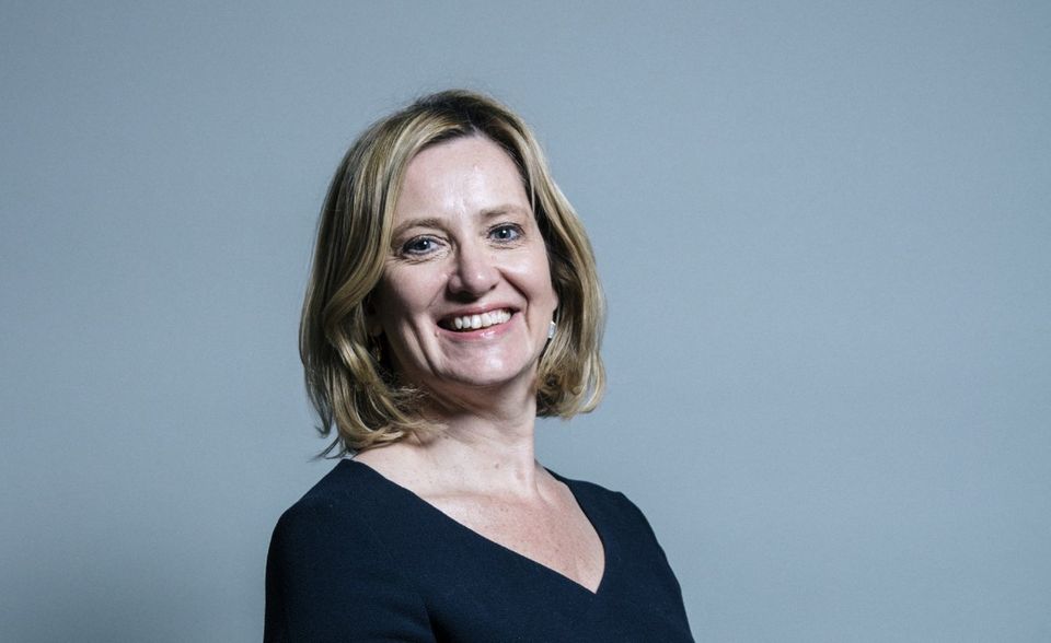 Amber Rudd Amber Rudd war von 2016 bis 2018 Innenministerin bis sie aufgrund der "Windrush-Affäre" zurücktreten musste. Kurze Zeit später ernannte May sie zur Arbeitsministerin. 2016 stimmte Rudd für den Verbleib in der EU und befürwortet seitdem einen weichen Brexit. Ihre gemäßigte Position könnte für sie zum Verhängnis werden, ihre Chancen gelten als gering.