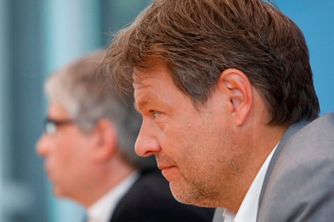 Der Grünen-Vorsitzende Robert Habeck am Tag nach der Europawahl in der Bundespressekonferenz