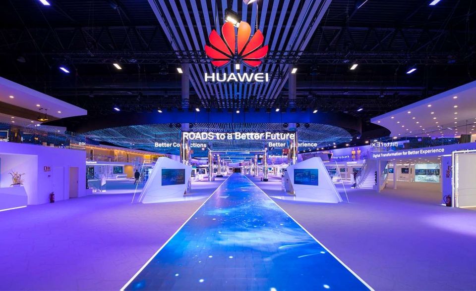 2005 konnte Huawei bei der internationalen Expansion einen Meilenstein vermelden. Erstmals lagen die Umsätze im Ausland über denen im Inland. Mittlerweile zählt der Konzern rund 180.000 Mitarbeiter in über 170 Ländern. „Mehr als drei Milliarden Menschen auf der Welt telefonieren, schicken SMS und nutzen das Internet über unsere Produkte und Services“, heißt es. Der Jahresumsatz lag laut dem Geschäftsbericht 2018 bei umgerechnet rund 96 Mrd. Euro. Das habe einem Plus von 19,5 Prozent entsprochen. 45 der 50 größten Telekommunikationsbetreiber der Welt sind Huawei zufolge Kunden.