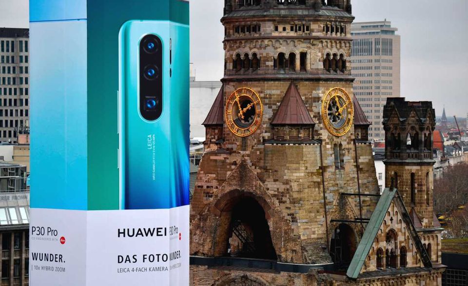 Huawei ist seit 2001 in Deutschland aktiv (hier Huawei-Werbung an der eingerüsteten Berliner Gedächtniskirche). An 18 Standorten werden mehr als 2200 Mitarbeiter beschäftigt. „Damit ist Huawei das größte chinesische Unternehmen in Deutschland“, teilt der Konzern mit. Zu den Kunden gehört nach eigenen Angaben unter anderem die Deutsche Telekom. Die 5G-Testumgebung in München werde vom Freistaat Bayern unterstützt.