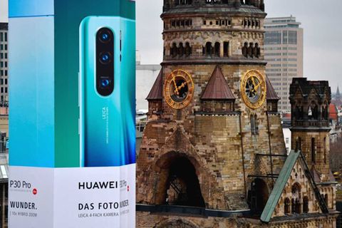 Huawei ist seit 2001 in Deutschland aktiv (hier Huawei-Werbung an der eingerüsteten Berliner Gedächtniskirche). An 18 Standorten werden mehr als 2200 Mitarbeiter beschäftigt. „Damit ist Huawei das größte chinesische Unternehmen in Deutschland“, teilt der Konzern mit. Zu den Kunden gehört nach eigenen Angaben unter anderem die Deutsche Telekom. Die 5G-Testumgebung in München werde vom Freistaat Bayern unterstützt.