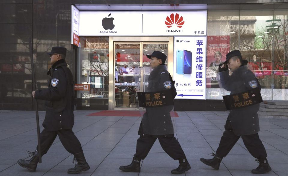Während Apple nach Jahren des Wachstums unter einbrechenden Verkaufszahlen leidet, legt Huawei unerbittlich zu. 2018 konnte Huawei laut der Analysefirma IDC beim weltweiten Marktanteil an Apple vorbeiziehen. Im ersten Quartal 2019 wuchs Huawei demnach gegen den Trend, baute den Vorsprung gegenüber Apple aus und sägt nun sogar am Thron des Branchenprimus Samsung.