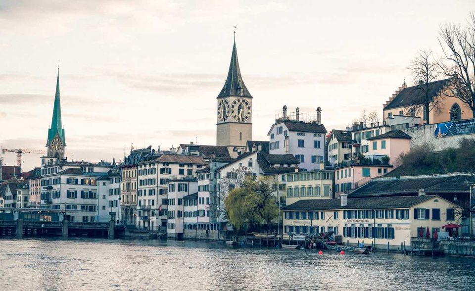 In der Schweiz erhalten angehende Finanzgrößen den nötigen Feinschliff. Die Qualität der Lehre wurde in dem Ranking weltweit mit dem zweiten Platz belohnt. Beim erreichen von Karrierezielen rangiert das Auslandsstudium in der Schweiz auf Platz sechs. Auf die Bevölkerung von rund 8,5 Millionen Menschen kommen 50.000 Studenten aus dem Ausland.