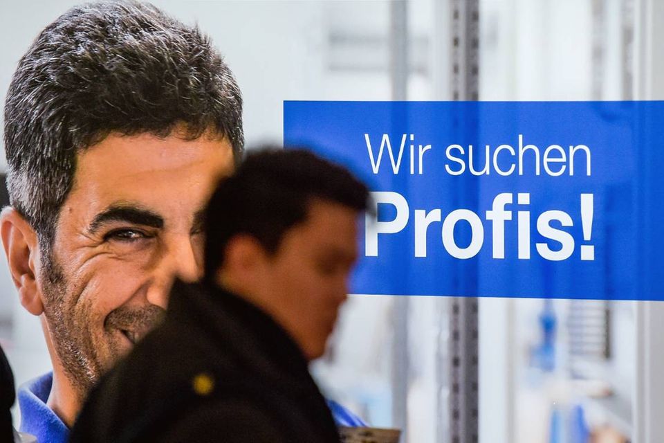 Ein Besucher der Jobmesse Hamburg läuft in der Ausstellungshalle am Kreuzfahrtterminal in Altona zwischen den Ständen entlang.