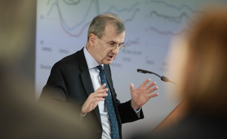 Der Franzose ist Präsident der Banque de France und gilt ebenfalls als Anwärter auf die Nachfolge Draghis. Er setzt sich für eine langsame Normalisierung der europäischen Geldpolitik ein und möchte den europäischen Geldhäusern grenzüberschreitende Fusionen erleichtern.