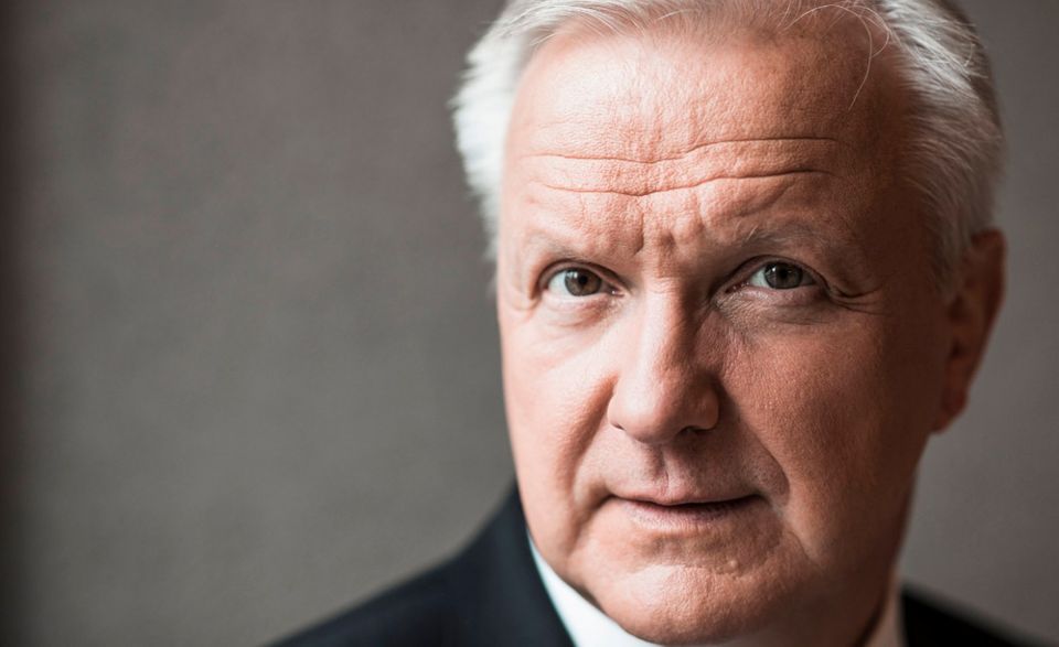 Auch ihm werden gute Chancen auf den Chefsessel eingeräumt: Olli Rehn ist der Präsident der finnischen Notenbank und vertritt das Land im EZB-Rat. Die europäische Politik kennt Rehn gut, er war zwischen 2004 und 2014 zunächst EU-Erweiterungskommissar und anschließend Währungskommissar. Die Geldpolitik der EZB hält Rehn für reformbedürftig, wie er bereits Anfang des Jahres öffentlich äußerte.