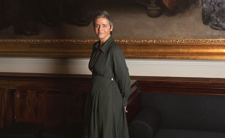Die Dänin gehörte zum Team der sieben Spitzenkandidaten, die die liberale Fraktion ALDE in den Europawahlkampf schickte. Einen Namen hat sich Vestager in den vergangenen fünf Jahren als knallharte EU-Wettbewerbskommissarin gemacht, unter anderem weil sie Milliarden-Bußgelder gegen Google verhängte. Dass sie noch einmal als Kommissarin berufen wird, ist unwahrscheinlich, da ihre sozialliberale Partei nicht mehr Teil der dänischen Regierung ist. Als Präsidentin der Kommission käme sie allerdings infrage, da dieses Amt von den Staats- und Regierungschefs aller EU-Länder vorgeschlagen wird. Vestager hat bereits öffentlich Interesse am Amt der Kommissionspräsidentin bekundet. Sie wäre die erste Frau in dieser Position.