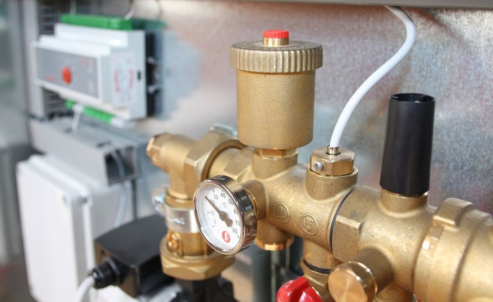 #6 Elektrische Ausrüstungen Elektrische Ausrüstungen liegen in der Importliste 2018 des Statistischen Bundesamts auf Platz sechs. Ihr Warenwert summierte sich auf 63,8 Mrd. Euro (plus 4,6 Prozent). In diese Klassifikation fallen zum Beispiel Haushaltsgeräte, Generatoren, Heizungen oder Glasfaserkabel.