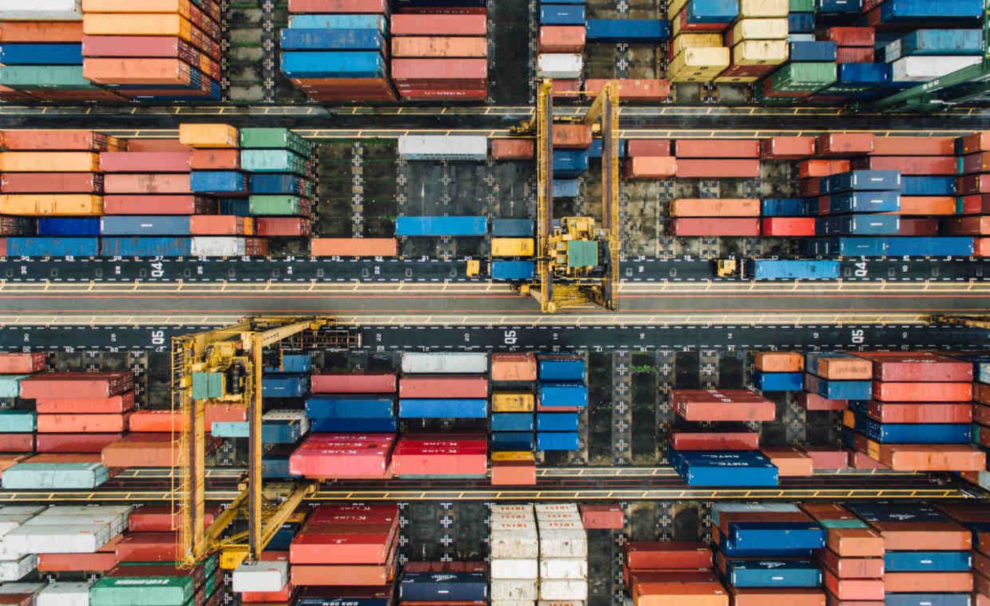 Symbolbild: Containerumschlag im Hafen