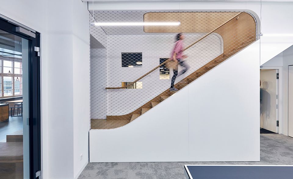 Treppe im Zentrum der Berliner Nieder- lassung von Mozilla. Sie verbindet Emp- fang und Cafeteria