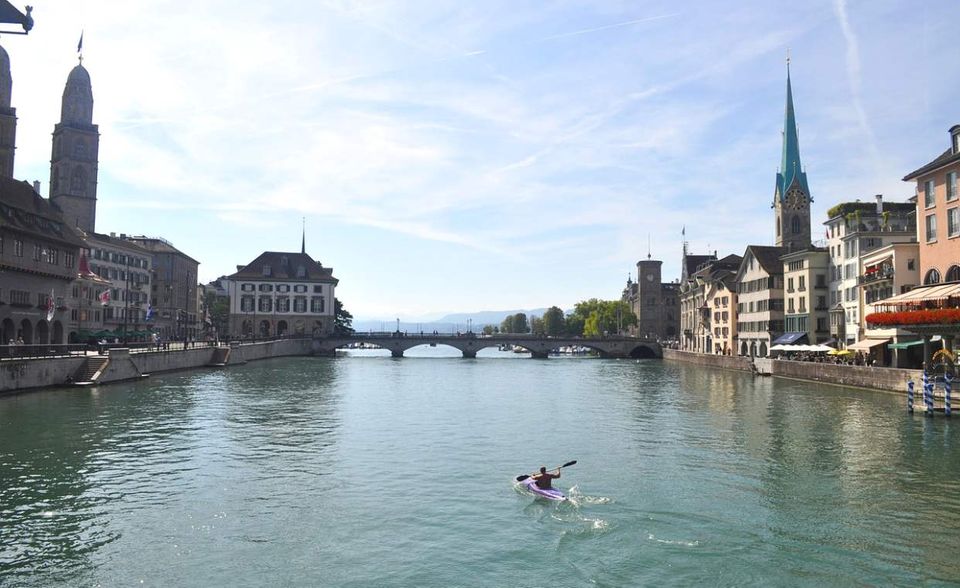 Einen Finanzierungsboom verzeichneten hingegen Start-ups in Zürich. Die Zahl der Finanzierungsrunden erhöhte sich von 26 auf 92. Das Investitionsvolumen schoss laut EY von 77 auf 405 Mio. Euro. Als Start-up gelten in der Studie Unternehmen, die nicht älter als zehn Jahre sind. „Ausnahmen sind solche Unternehmen, deren Gründungsjahr nicht bekannt ist, oder die trotz eines höheren Alters in der öffentlichen Wahrnehmung weiterhin als Start-ups gelten“, teilte EY mit.