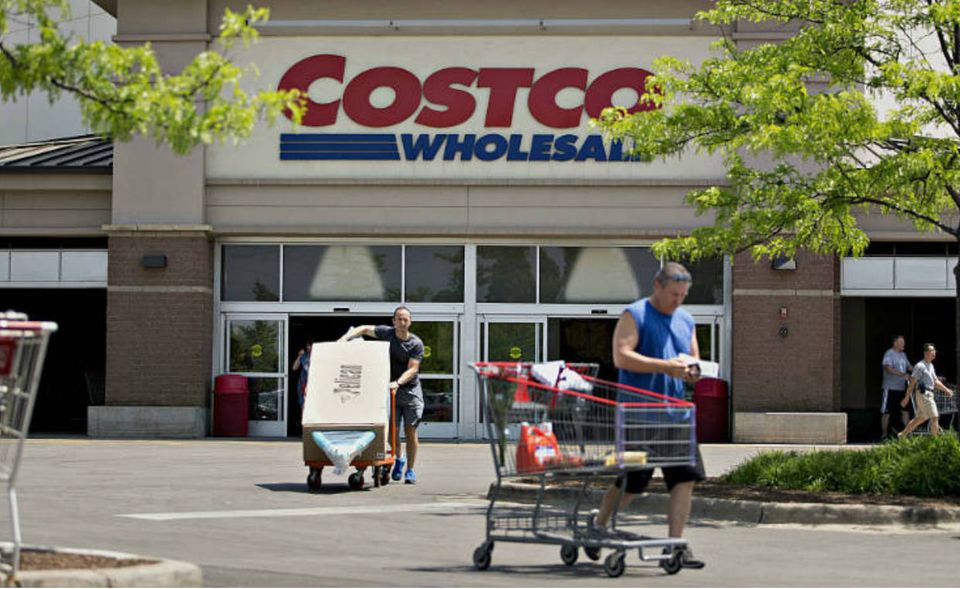 #2 Costco Wo viele Menschen in der Lage und willens sind, viel Geld auszugeben, floriert der Einzelhandel. Die drei größten Konzerne der Welt sind deshalb US-Supermarktketten. Platz zwei ging für das Wirtschaftsjahr 2017 an die Costco Wholesale Corporation. Ihr Umsatz stieg laut den Analysten von Deloitte um 8,7 Prozent auf 129 Mrd. Dollar. Das war aber gerade mal knapp ein Viertel der Erlöse des Spitzenreiters in diesem Ranking. Costco erzielte 27 Prozent des Umsatzes auf seinen elf ausländischen Märkten.