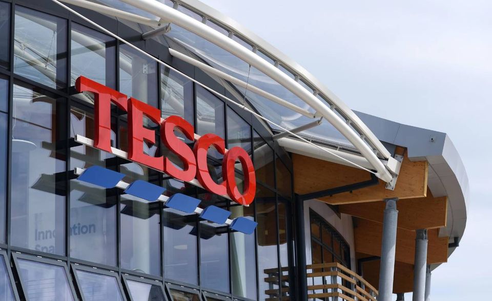 Tesco ist das größte Handelsunternehmen des Vereinigten Königreichs. Die Supermarktkette verbesserte sich im Vergleich zum Vorjahr um einen Platz auf Rang zehn. Deloitte bezifferte den Umsatz im Geschäftsjahr 2017 auf rund 74 Mrd. US-Dollar. Tesco ist in acht Ländern aktiv, unter anderem in Indien und Ungarn.